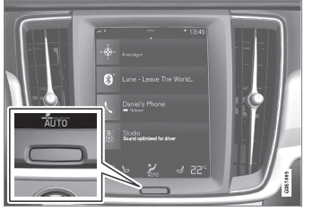 Volvo XC60. Center Display reinigen