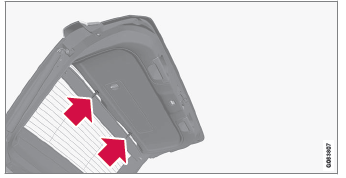 Volvo XC60. Gepäckraumabdeckung anbringen und abnehmen